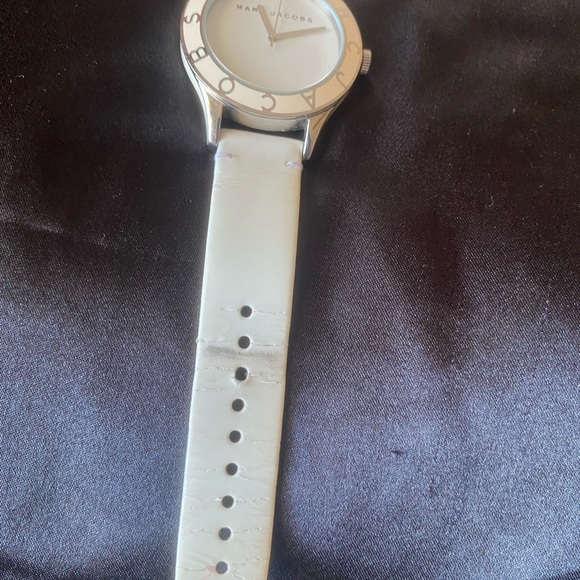 Marc Jacobs watch in white. - Picture 5 of 7
